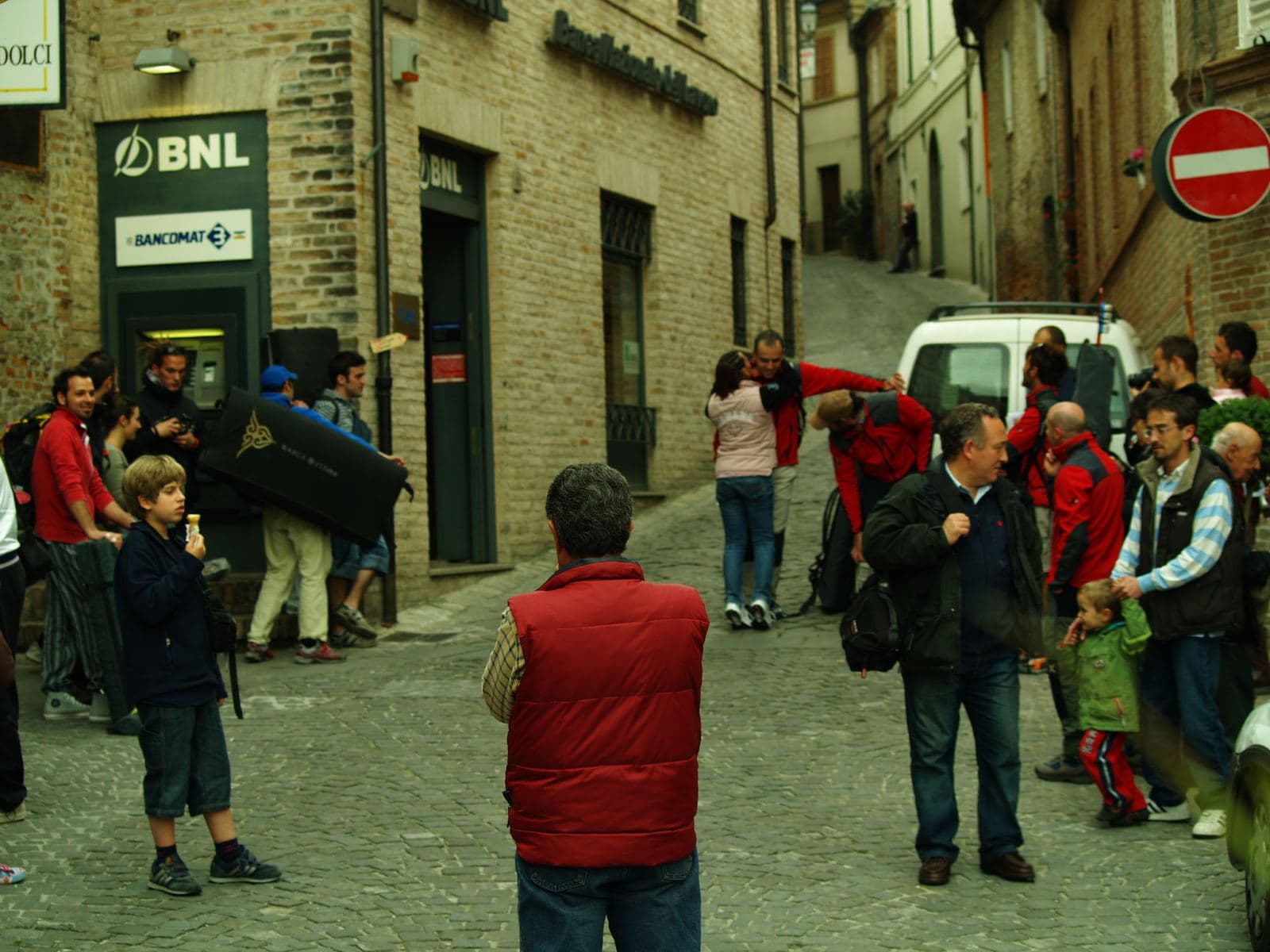Partecipanti e pubblico lungo una via del centro